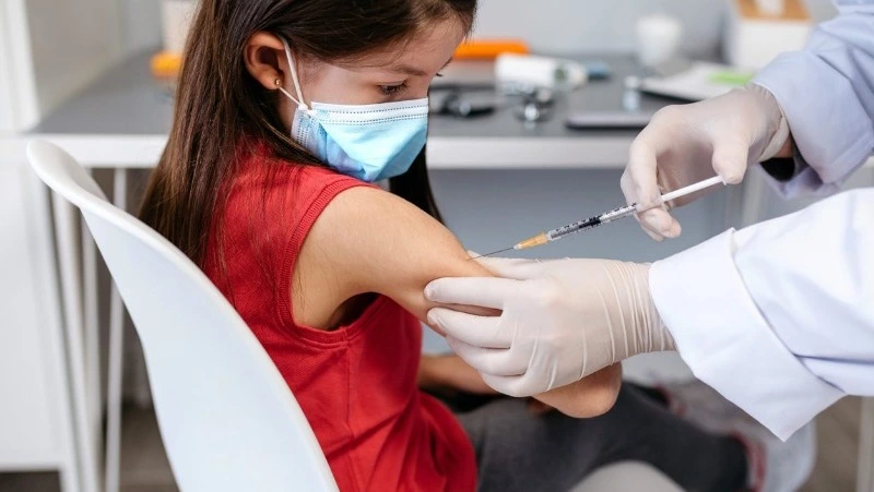 Старт вакцинации детей от коронавируса переносят на Сахалине. Названа причина