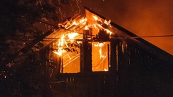 Пожарные три часа тушили крышу заброшенного строения в Смирныховском районе