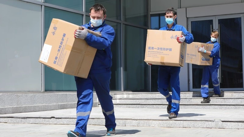 На Сахалин везут 3100 защитных костюмов для медиков