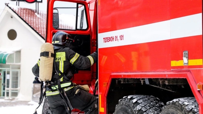 Пожарные потушили легковой автомобиль в Тымовском районе утром 18 ноября