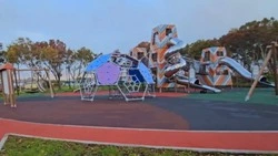 Детскую площадку современного уровня поставили в селе на Итурупе 