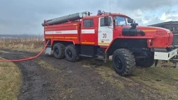 Пожарные 2 часа тушили крышу МКД в Курильске 