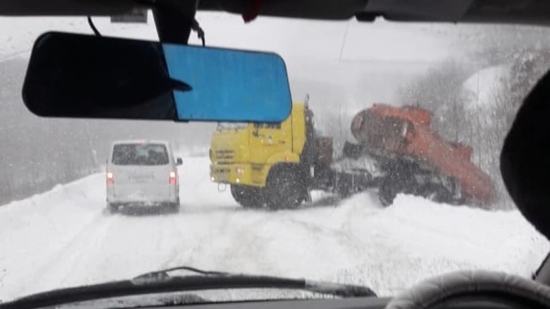 В Ногликах бензовоз развернуло на скользкой дороге, и он угодил в кювет