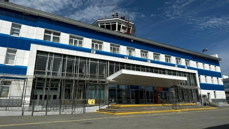 Мужчина упал и серьезно пострадал возле аэропорта Южно-Сахалинска