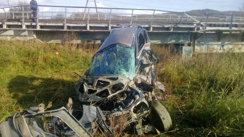 На Сахалине хозяйственный поезд разорвал в клочья иномарку