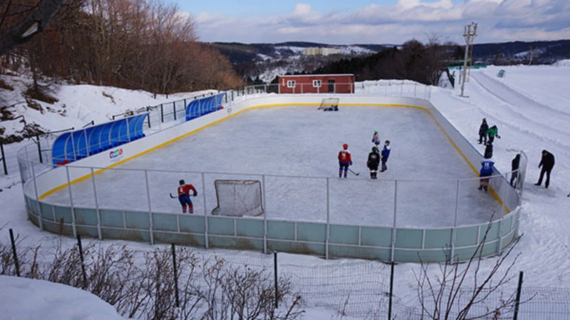 На корсаковском стадионе «Водник» залили каток