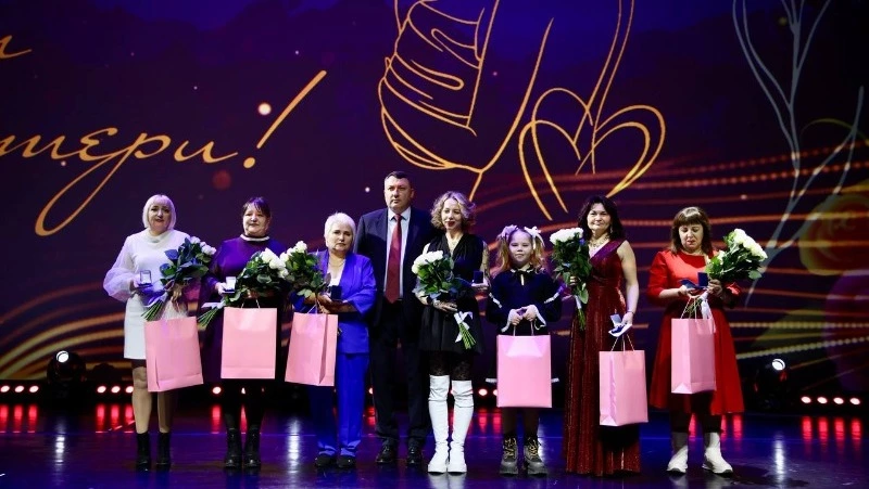 В Сахалинской области многодетным матерям вручили медали «Материнская слава»