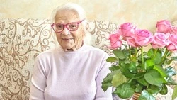 Ветерана трудового фронта Анну Шубину поздравили с 95-летием в Южно-Сахалинске