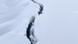 Рыбаки обнаружили огромную трещину на льду на юге Сахалина