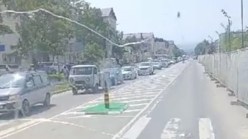 Грузовик МАЗ устроил пробку на кольце у горпарка в Южно-Сахалинске