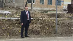 В невельском селе рабочие установили пешеходный переход, ведущий в канаву с водой