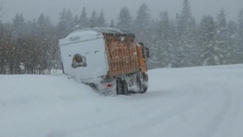 На Сахалине спасают самосвал с голодным водителем внутри