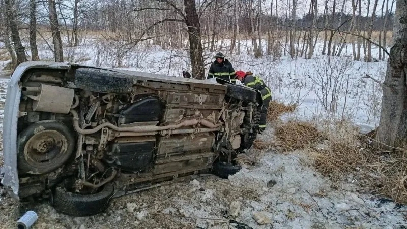 Toyota перевернулась и слетела в кювет в Анивском районе