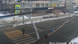 Пенсионерку на внедорожнике оштрафовали за езду по тротуару в Южно-Сахалинске