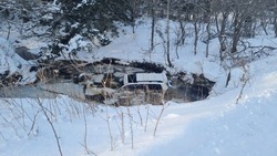 «Джипинг по-кунаширски»: внедорожник ушел под лед на Курилах