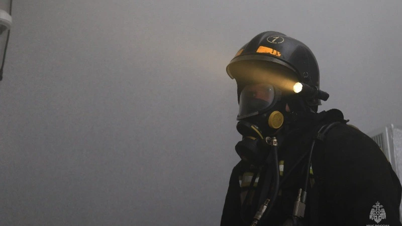 Огонь охватил заброшенный склад в Александровске-Сахалинском 