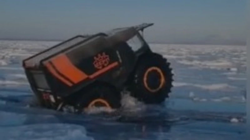 Водитель внедорожника чуть не провалился под лед в Корсаковском районе