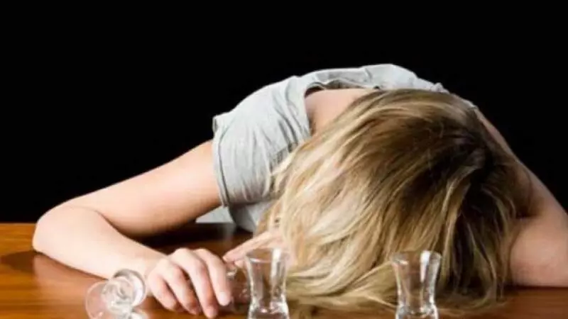 На Сахалине молодая мать пьянствовала в подвале с двухлетним ребенком