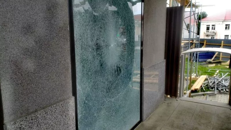 Мужчина в пять утра закидал мэрию Южно-Сахалинска камнями