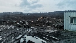 Жителей Корсакова возмутила свалка строительного мусора после сноса домов
