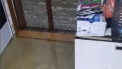 Дом в «водной блокаде»: житель Южно-Сахалинска вынужден жить в резиновых сапогах из-за потопа