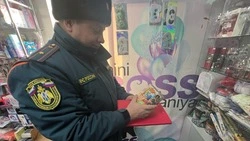 Сотрудники сахалинской полиции и МЧС обходят ларьки с пиротехникой в Тымовском