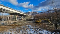 В Томаринском районе отремонтировали правую половину моста через реку Новоселку