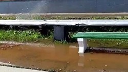 Жители Долинска пожаловались на затопленную автобусную остановку