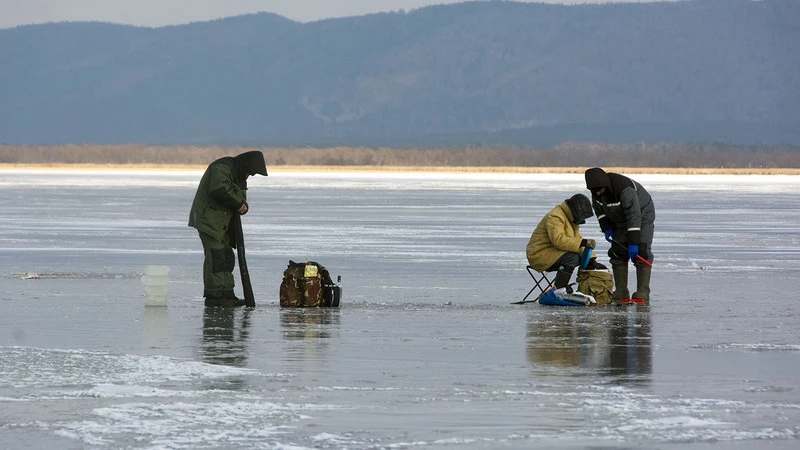 Углегорцы вышли на зимнюю рыбалку