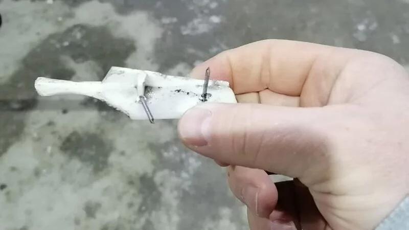 В Южно-Сахалинске на дороге около шиномонтажки накидали шипов