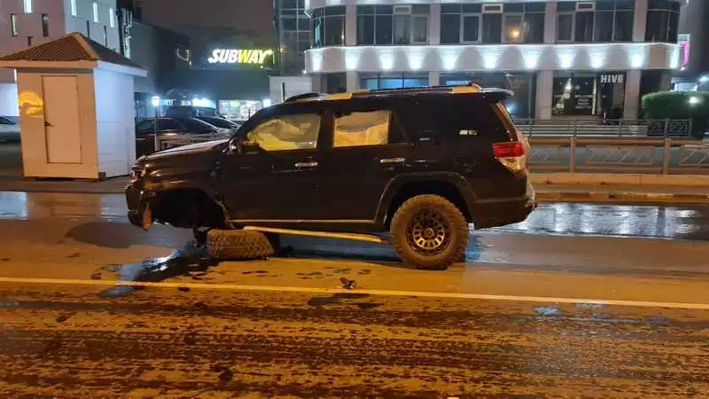 Очевидцы сняли дорожную аварию в центре Южно-Сахалинска. От удара оба автомобиля потеряли колеса