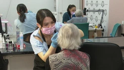 Ветеранам на Сахалине бесплатно сделали стрижку и маникюр ко Дню Победы