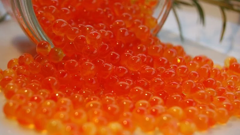 В магазинах появилась красная икра от несуществующих сахалинских производителей