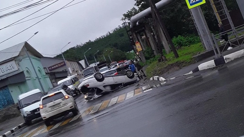 «Утро добрым не бывает»: в Южно-Сахалинске вверх дном перевернулся автомобиль