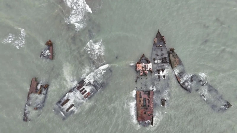 В бухте Лососей на Сахалине снова поднимают затонувшие суда