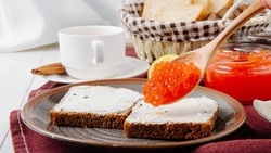 Тарасова: икра на белом хлебе с маслом может нанести серьезный вред печени