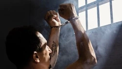 Житель Холмска проведет 5 суток в заключении за нецензурную брань в подъезде