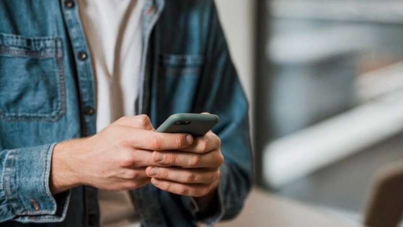 На Сахалине новый ухажер унес из квартиры мобильный своей избранницы