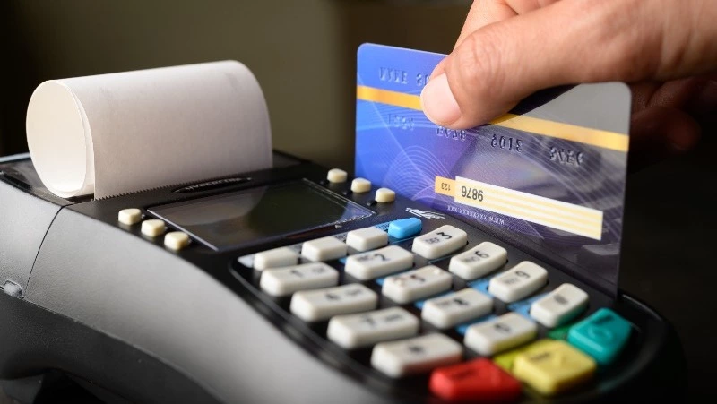 Сотрудник аквапарка украл карту клиента и устроил шопинг в Южно-Сахалинске