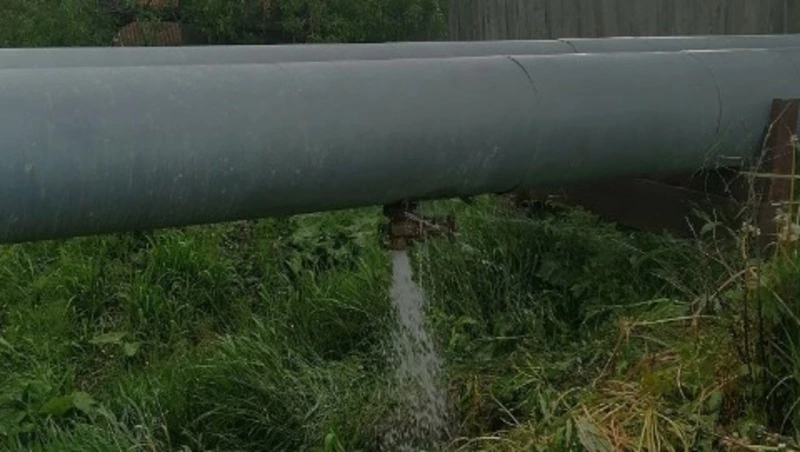 «Так должно быть?»: протекающая труба над рекой заинтересовала жителей Корсакова