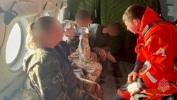 Сахалинские спасатели нашли троих рыбаков, потерявшихся в Охотском море