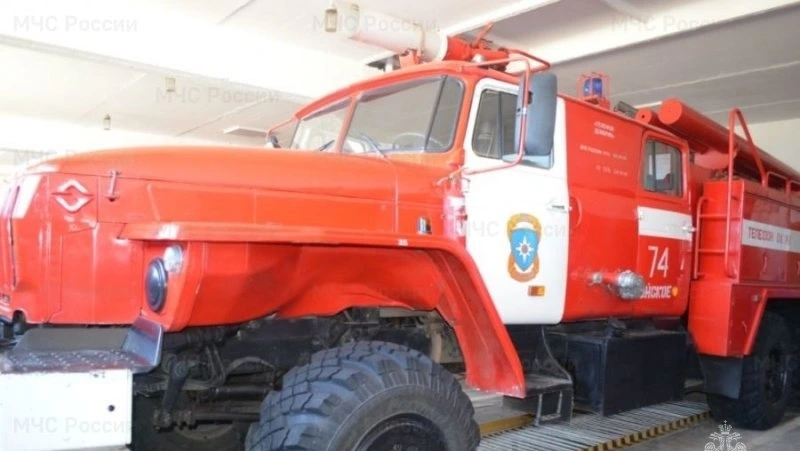 Пожарные потушили мусор в нежилом доме в Охе