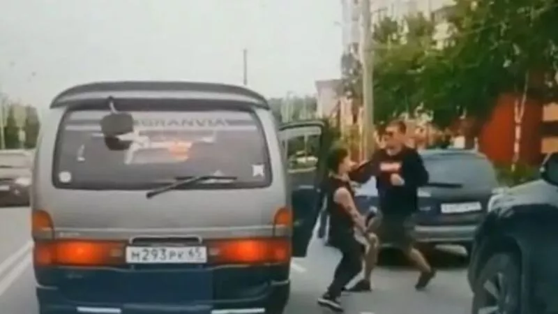 «Амиго, адьес!»: на Сахалине водитель отправил в нокаут автохама прямо посреди трассы