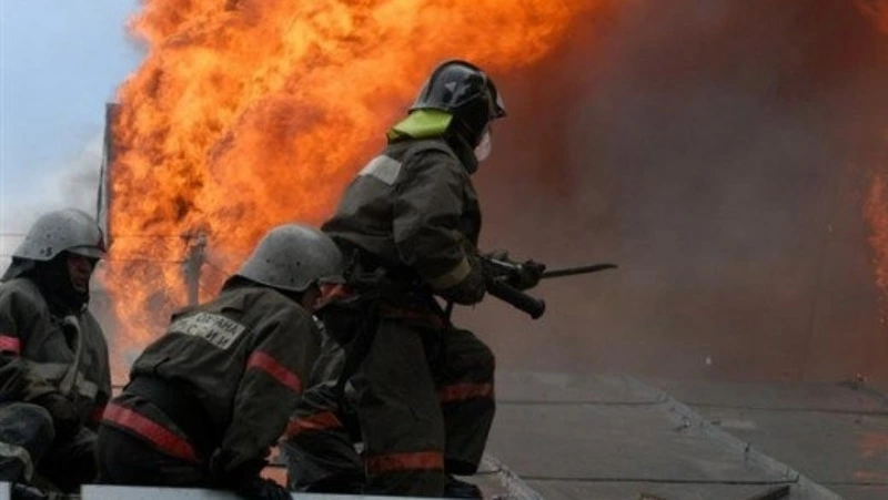 Пожарные потушили склад c продуктами в Южно-Курильске