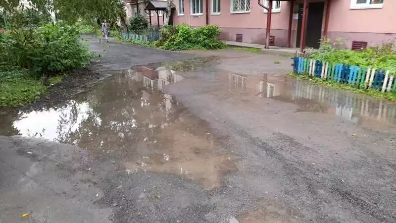 Знаменитая сахалинская лужа воскресла и наносит мэрии ответный удар