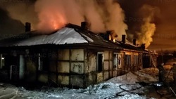 Пожарные около двух часов тушили крышу дома в Корсакове ночью 30 января 