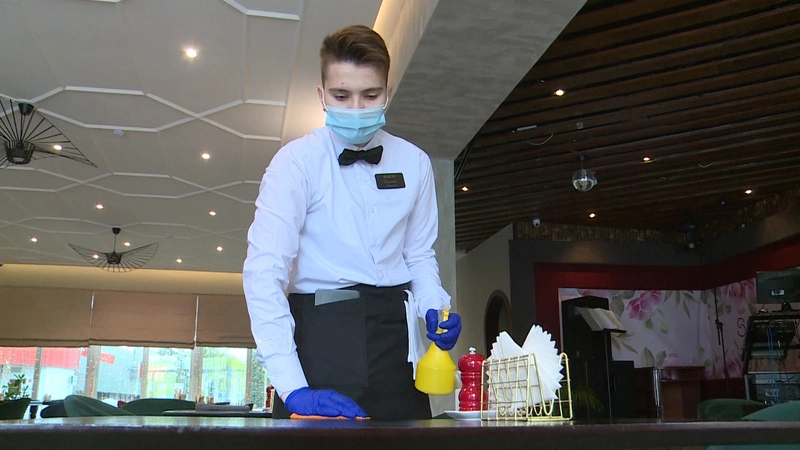 Официанты и повара ресторанов на Сахалине вышли на работу после двухмесячного простоя