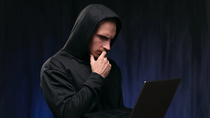 Мошенники попросили сахалинца скачать MAX и обманули его на 53 тысячи