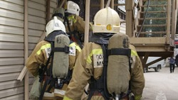 Больше 15 человек эвакуировали из горящего дома в Холмске