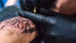 За демонстрацию татуировки с экстремистской символикой жителю Курил грозит до четырех лет тюрьмы